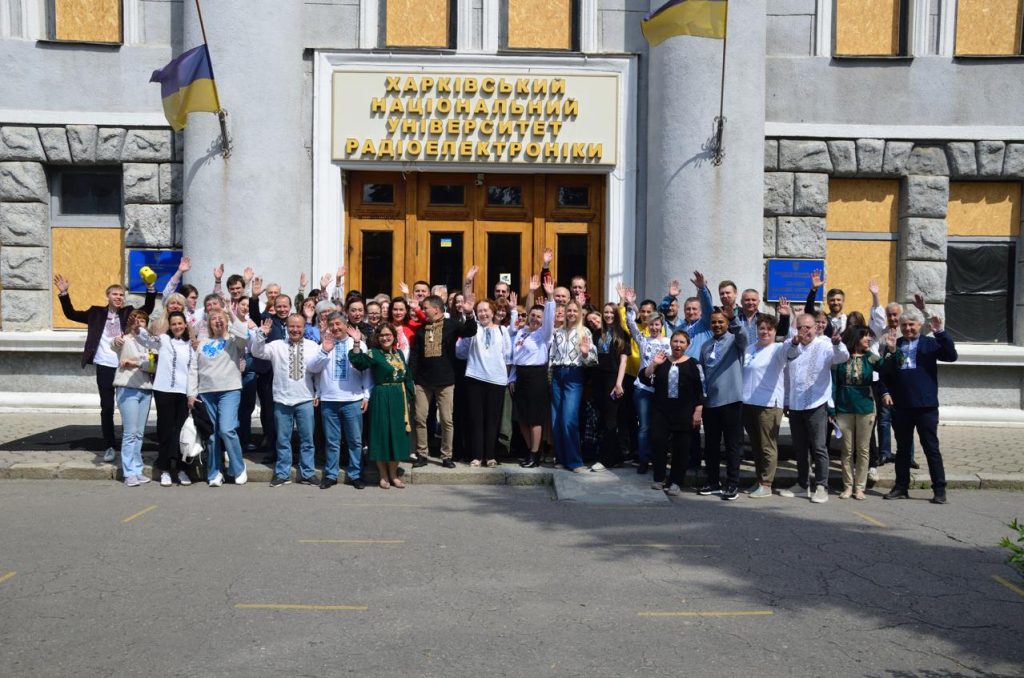 Вдягаємо вишиванки: шануємо традиції та культурний код України