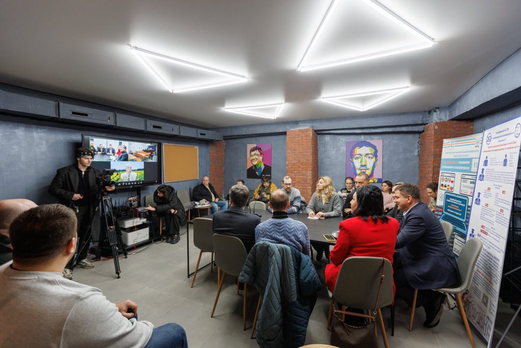 Жива легенда: випускник ХНУРЕ Олександр Северинський зустрівся зі студентами та аспірантами  прочитав відкриту лекцію