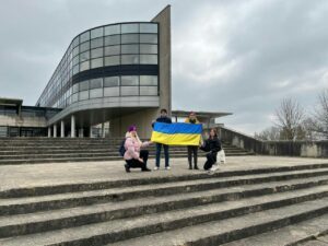 Наши студенты с Лиможа желают победы Украине