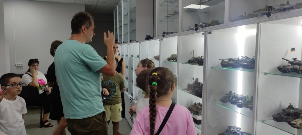 Юні харків’яни відвідали виставку військової техніки в ХНУРЕ